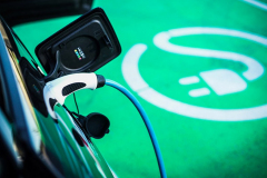 Elektroauto wird an der Ladestation aufgeladen